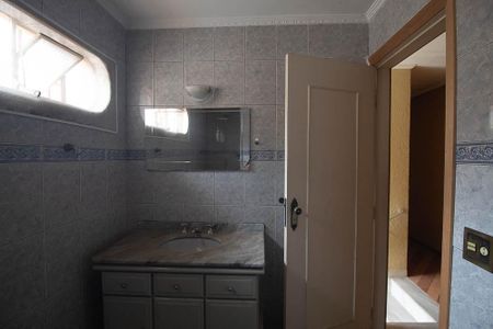 Casa à venda com 165m², 4 quartos e 4 vagasBanheiro 2