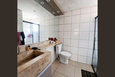 Banheiro de apartamento à venda com 2 quartos, 52m² em Setor Militar, Osasco