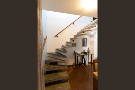 Casa para alugar com 300m², 4 quartos e 3 vagasEscada