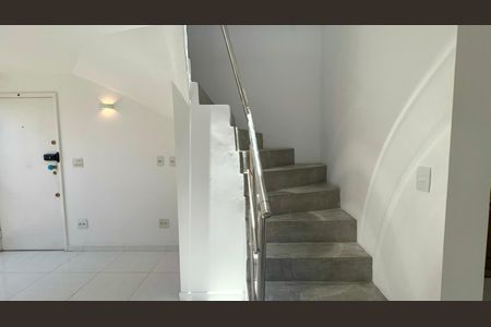 Apartamento à venda com 205m², 3 quartos e 2 vagasEscada