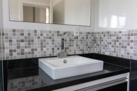 Casa de condomínio para alugar com 258m², 3 quartos e 4 vagasBanheiro da Suíte 2