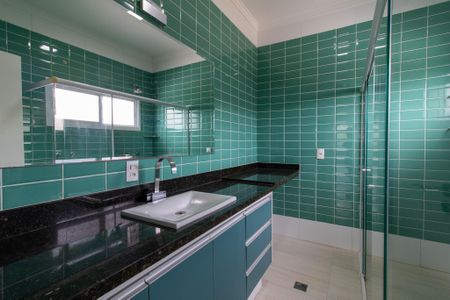 Casa de condomínio para alugar com 258m², 3 quartos e 4 vagasBanheiro da Suíte 1