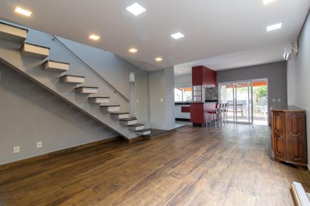 Casa de condomínio para alugar com 258m², 3 quartos e 4 vagasSala