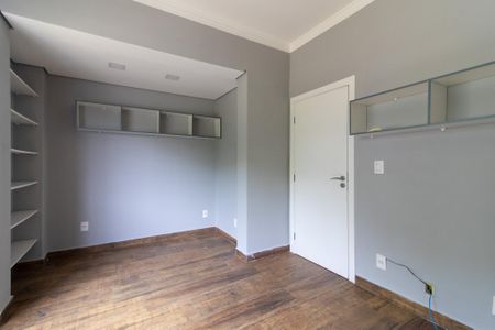 Casa de condomínio para alugar com 258m², 3 quartos e 4 vagasEscritório