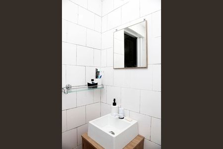 Banheiro de kitnet/studio para alugar com 1 quarto, 27m² em Cidade Baixa, Porto Alegre