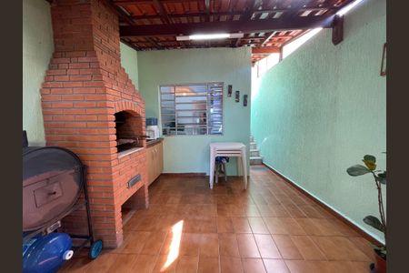 Casa à venda com 122m², 3 quartos e 2 vagas Casa à venda com 122m², 3 quartos e 2 vagasQuintal