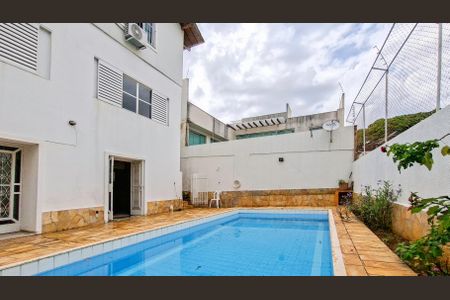 Casa para alugar com 280m², 4 quartos e 2 vagas