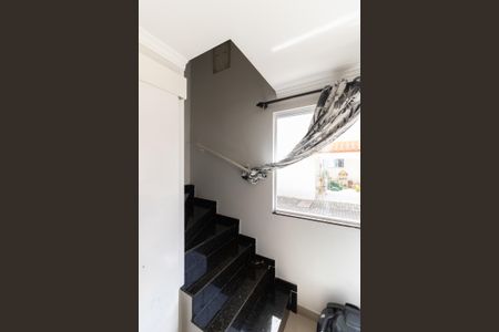 Casa de condomínio à venda com 63m², 2 quartos e 1 vagaEscada