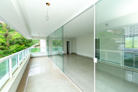 Apartamento à venda com 134m², 4 quartos e 4 vagasVARANDA