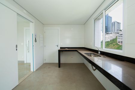 Apartamento à venda com 134m², 4 quartos e 4 vagasCOZINHA