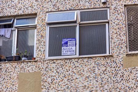 Apartamento para alugar com 55m², 2 quartos e sem vagaFachada do bloco com placa