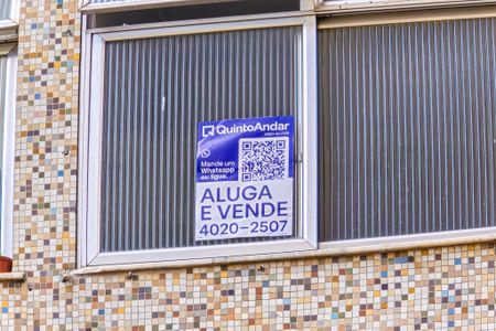 Apartamento para alugar com 55m², 2 quartos e sem vagaFachada do bloco com placa