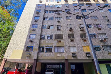 Apartamento para alugar com 55m², 2 quartos e sem vagaFachada do bloco com placa