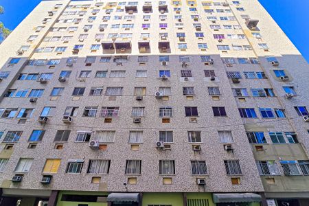 Apartamento para alugar com 55m², 2 quartos e sem vagaFachada do bloco com placa