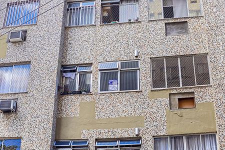 Apartamento para alugar com 55m², 2 quartos e sem vagaFachada do bloco com placa