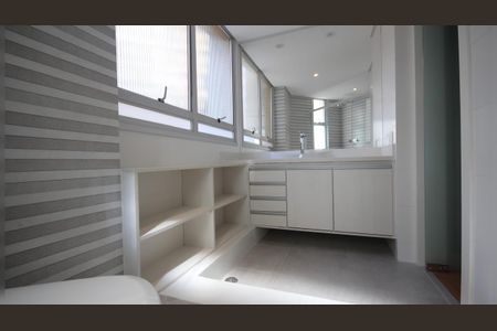 Apartamento para alugar com 3 quartos, 244m² em Vila Uberabinha, São Paulo