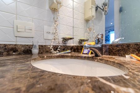 Banheiro de kitnet/studio à venda com 1 quarto, 27m² em Higienópolis, São Paulo