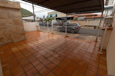 Casa à venda com 300m², 3 quartos e 3 vagasÁREA EXTERNA FRENTE