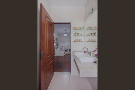 Casa à venda com 200m², 3 quartos e 2 vagasBanheiro