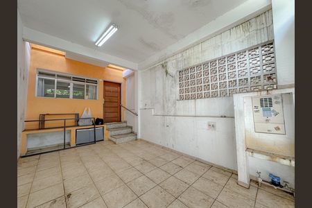 Garagem de casa para alugar com 2 quartos, 120m² em Jardim Humaita, São Paulo