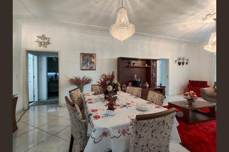 Casa à venda com 438m², 6 quartos e 6 vagasSala