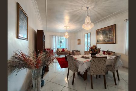 Casa à venda com 438m², 6 quartos e 6 vagasSala