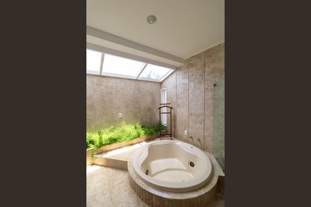 Casa de condomínio à venda com 347m², 4 quartos e 4 vagasBanheiro da Suíte 02