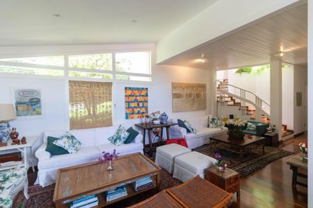 Casa de condomínio à venda com 347m², 4 quartos e 4 vagasSalas