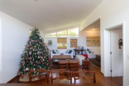 Casa de condomínio à venda com 347m², 4 quartos e 4 vagasSalas