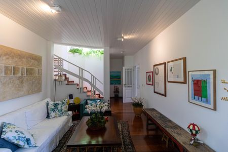 Casa de condomínio à venda com 347m², 4 quartos e 4 vagasSalas