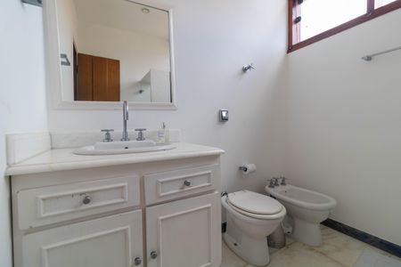 Casa de condomínio à venda com 347m², 4 quartos e 4 vagasBanheiro da Suíte 01