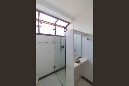 Casa de condomínio à venda com 347m², 4 quartos e 4 vagasBanheiro da Suíte 01