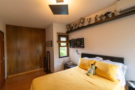 Casa de condomínio à venda com 347m², 4 quartos e 4 vagasSuíte 01