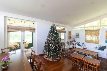 Casa de condomínio à venda com 347m², 4 quartos e 4 vagasSalas