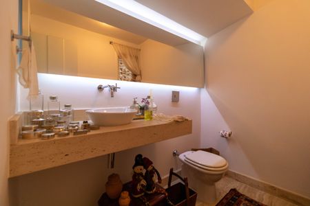 Casa de condomínio à venda com 347m², 4 quartos e 4 vagasLavabo