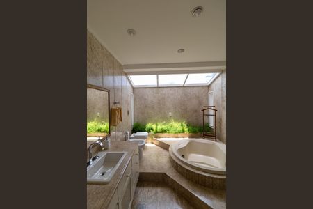 Casa de condomínio à venda com 347m², 4 quartos e 4 vagasBanheiro da Suíte 02