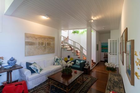 Casa de condomínio à venda com 347m², 4 quartos e 4 vagasSalas