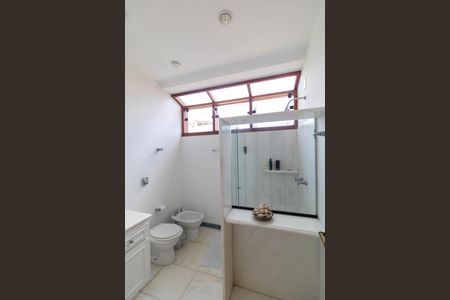 Casa de condomínio à venda com 347m², 4 quartos e 4 vagasBanheiro da Suíte 01