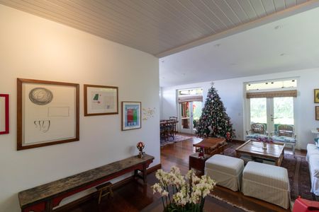 Casa de condomínio à venda com 347m², 4 quartos e 4 vagasSalas