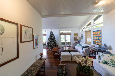 Casa de condomínio à venda com 347m², 4 quartos e 4 vagasSalas