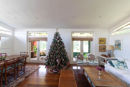 Casa de condomínio à venda com 347m², 4 quartos e 4 vagasSalas