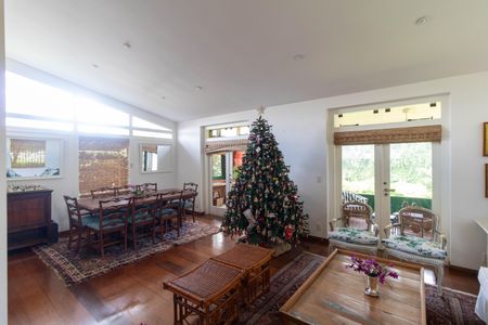 Casa de condomínio à venda com 347m², 4 quartos e 4 vagasSalas