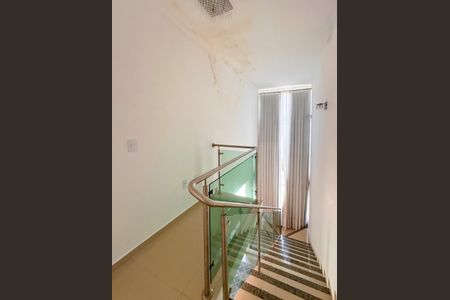 Casa de condomínio para alugar com 114m², 2 quartos e 1 vagaEscada