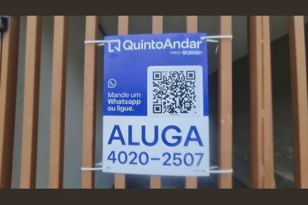 Casa para alugar com 110m², 2 quartos e 2 vagasFachada do imóvel com placa QuintoAndar 