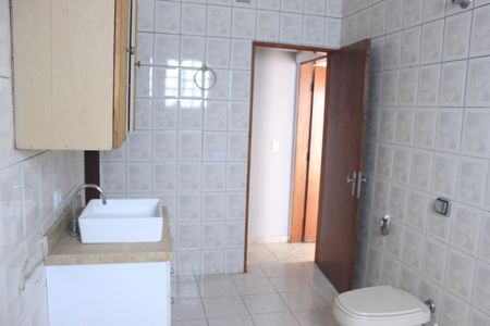 Casa para alugar com 110m², 2 quartos e 2 vagasBanheiro 