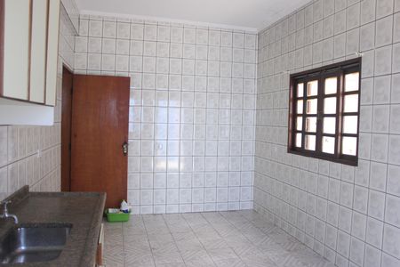 Casa para alugar com 110m², 2 quartos e 2 vagasCozinha 
