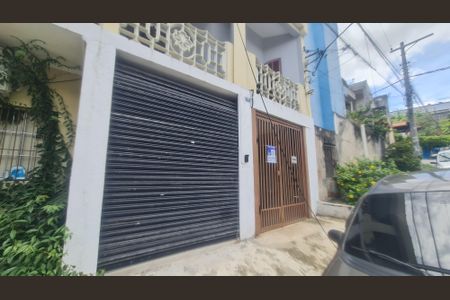 Casa para alugar com 110m², 2 quartos e 2 vagasFachada do imóvel com placa QuintoAndar 