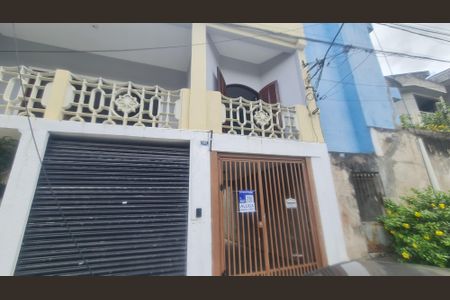 Casa para alugar com 110m², 2 quartos e 2 vagasFachada do imóvel com placa QuintoAndar 