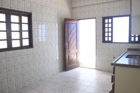Casa para alugar com 110m², 2 quartos e 2 vagasCozinha 