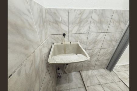Banheiro de kitnet/studio para alugar com 1 quarto, 35m² em Penha Circular, Rio de Janeiro